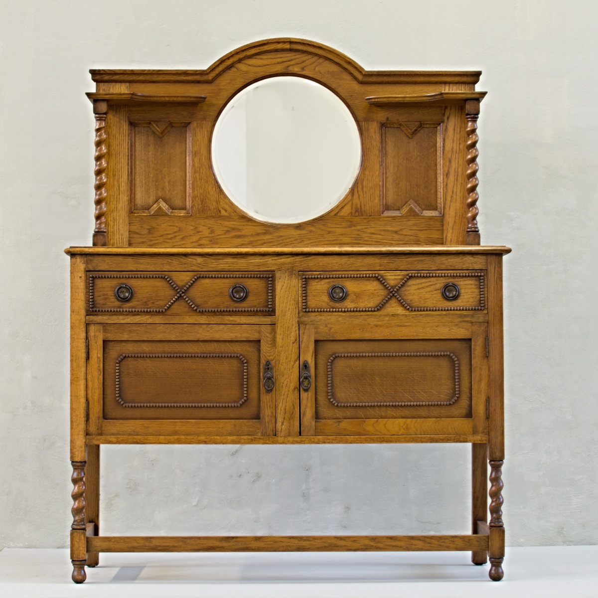 anglická dubová komoda se zrcadlem příborník mirrored sideboard vintage stylový nábytek po renovaci do původního stavu restored furniture
