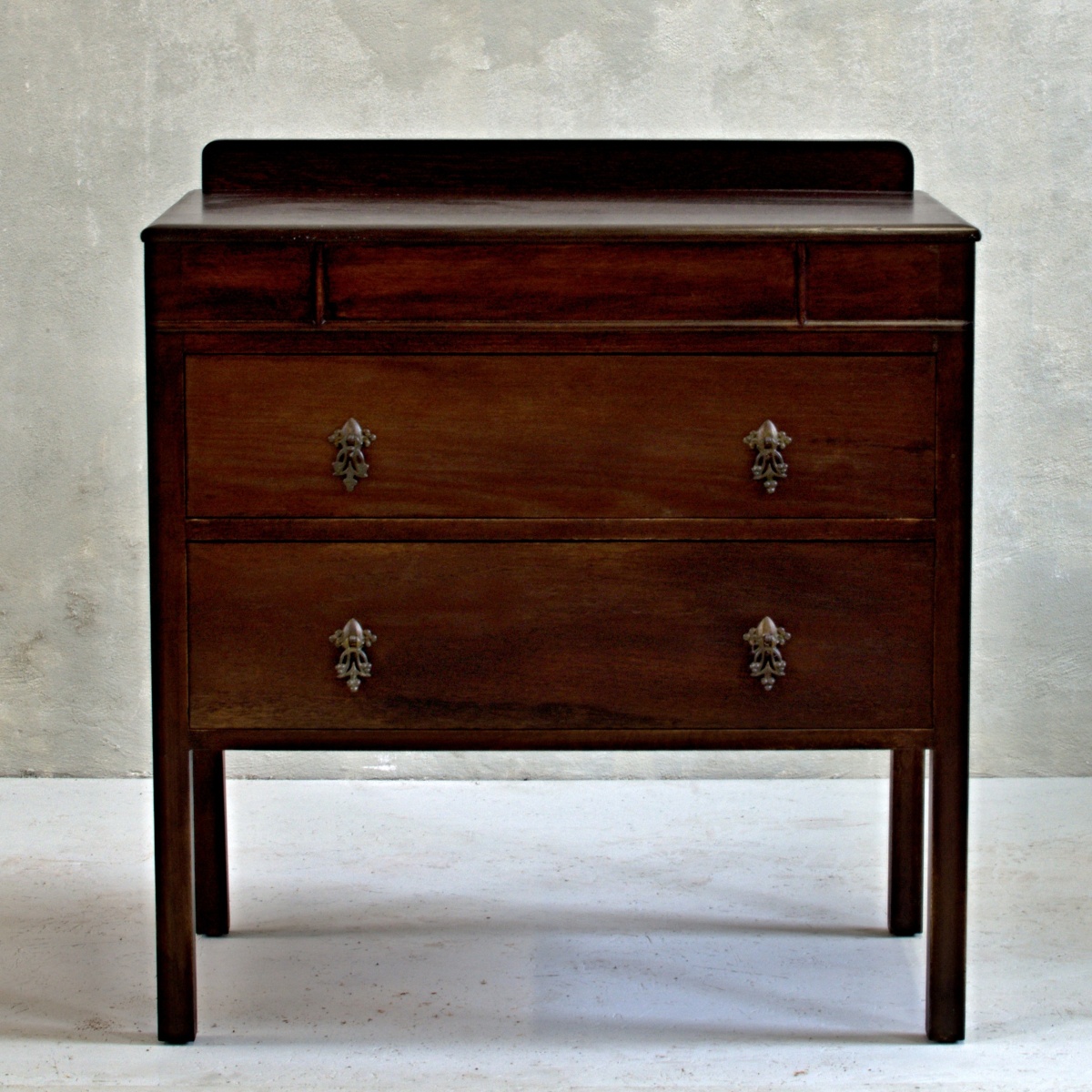 komoda se dvěma šuplíky tmavě hnědá stylový anglický vintage nábytek po celkové renovaci oživeno