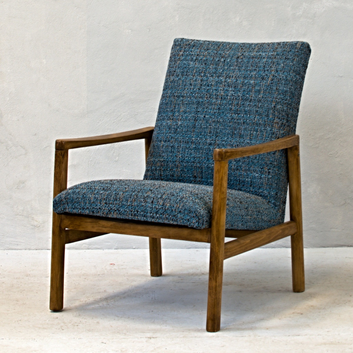 modrá křesílka čalounění a dřevěná konstrukce křeslo modrá barva retro kus nábytku