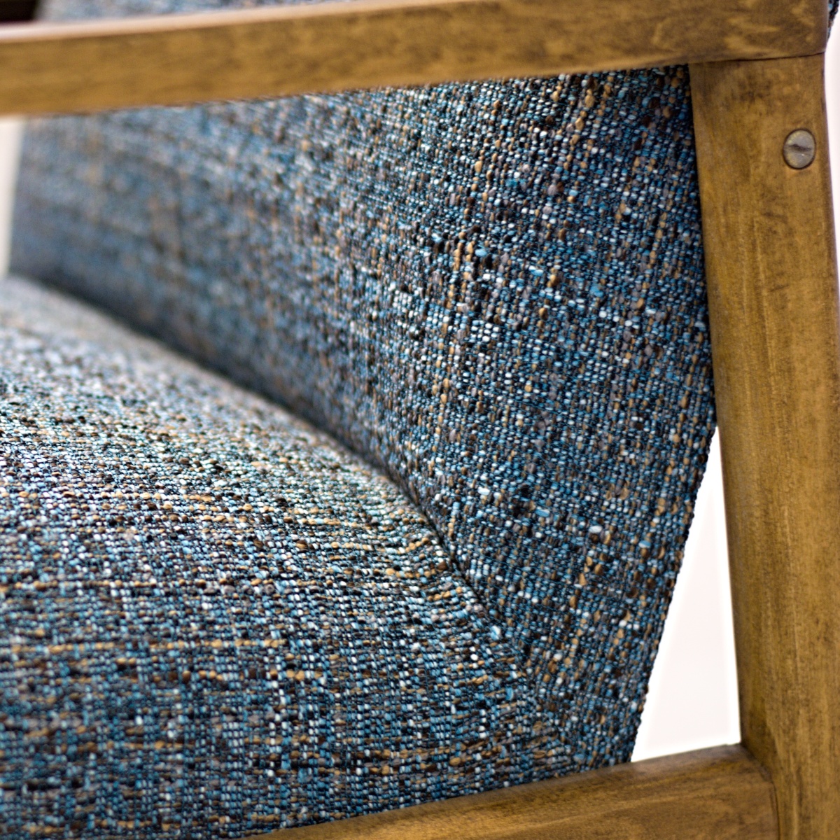 modrá křesílka čalounění a dřevěná konstrukce křeslo modrá barva retro kus nábytku detail čalouněného potahu