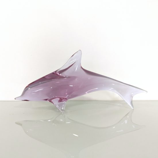 Skleněná figurka delfína