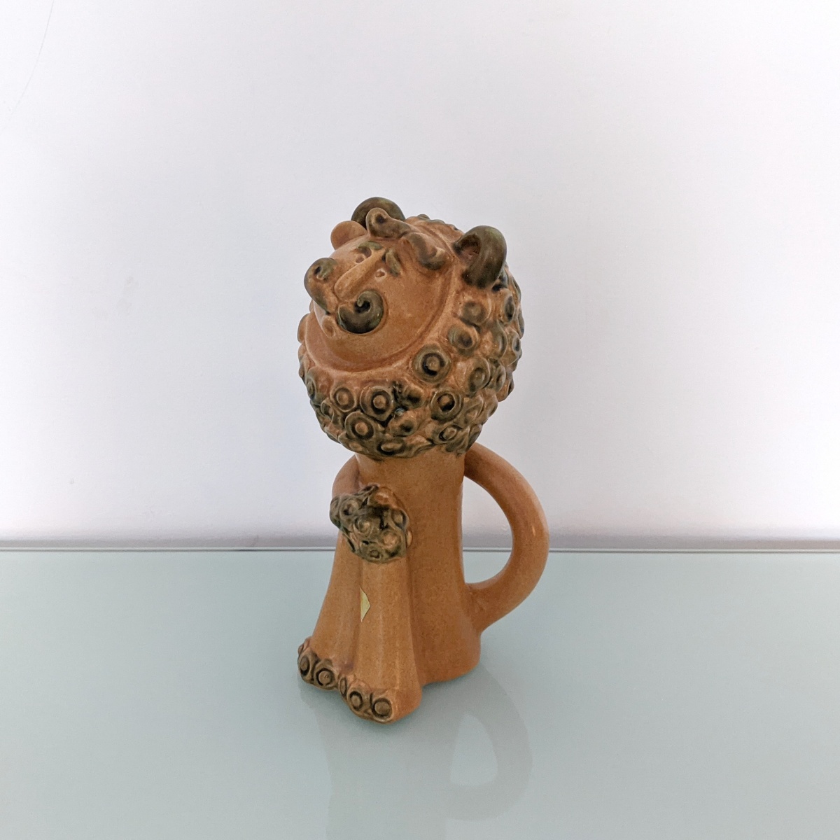 porcelánová soška lev